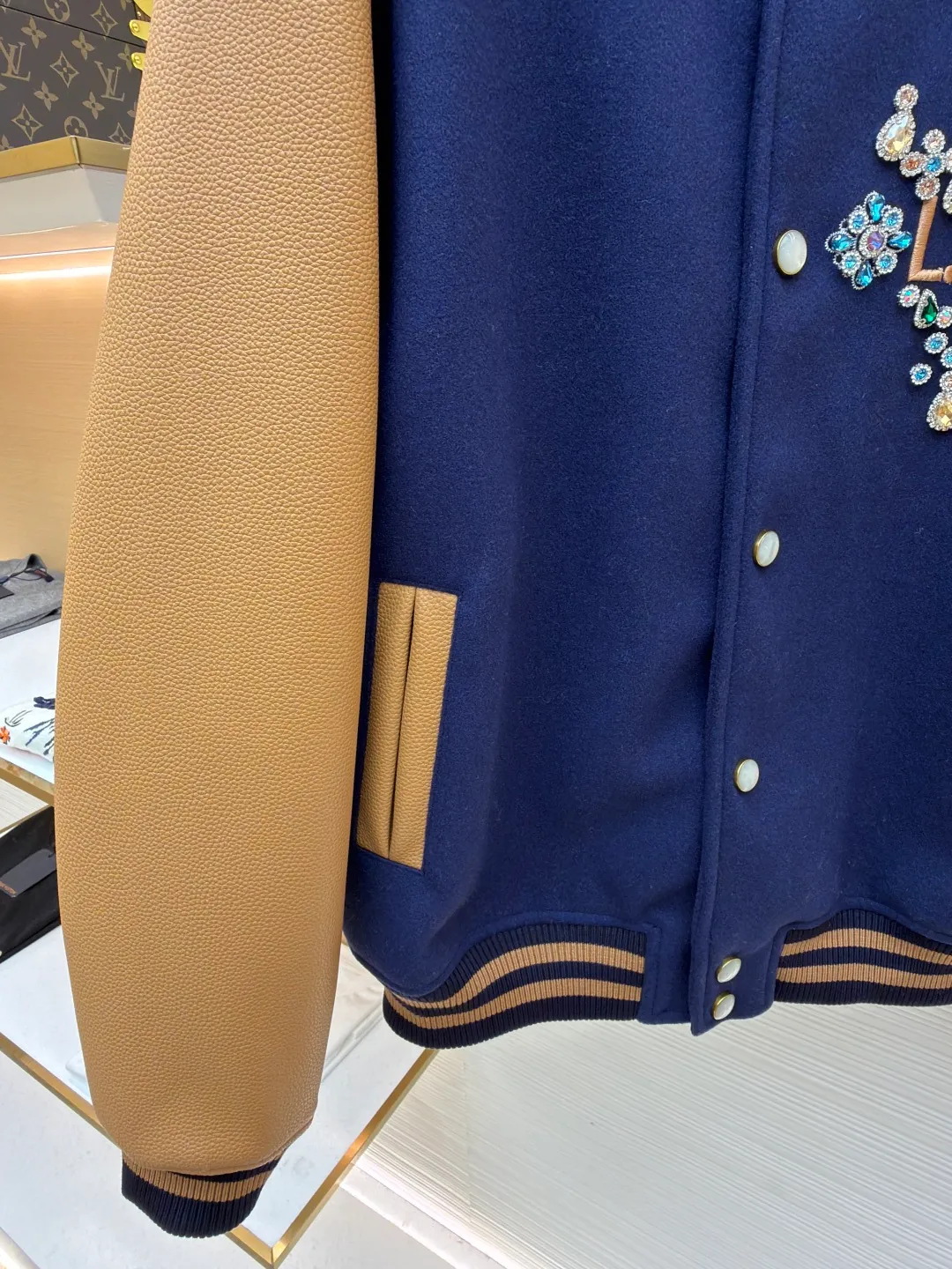 LOUIS VUITTON Hand-beaded hot-drilled leather baseball jacket ●Original version: purchased and developed by 55246 ●Item No.: 1682480-C70 ●Fabric: wool fabric ●Technology: hot-drilled production ●Color: blue and yellow ●Version: Fitted version ●Weight: about 1140 grams ●Size: S-M-L-XL ●Description: The upper body of this fabric is soft, and the classic combination of wool and yarn presents the high-end style of ready-to-wear. The beads are connected by embroidery, computer-positioned embroidery is connected, and the knots are sewn by hand. Each pattern is positioned 1:1 according to the original version, and the size of each bead is consistent with the original version. The overall wiring is straight and delicate, the fabric is comfortable and soft, and the color is consistent without color difference. It can be matched with the same style to create a fashionable look and control various occasions. Customized accessories, complete with three standards, same style for men and women!